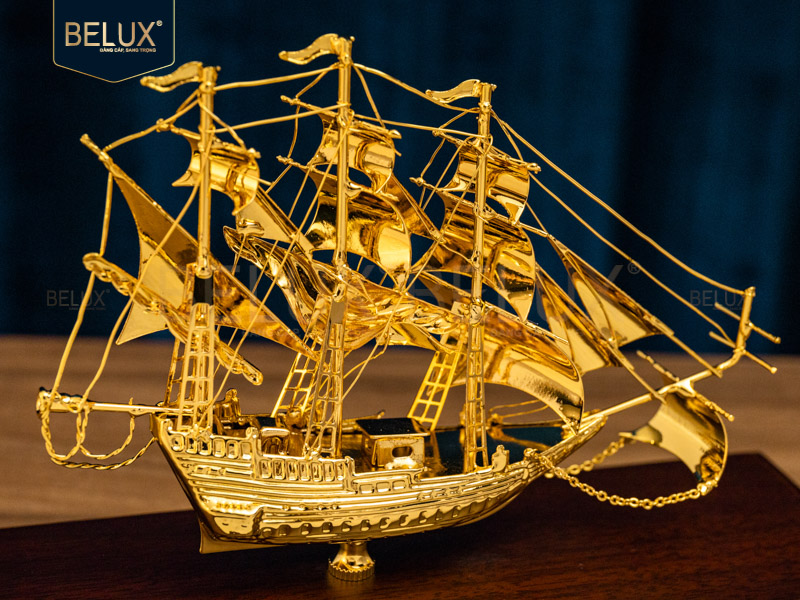 Mô hình thuyền buồm mạ vàng 24k  21×10,5x17cm M1